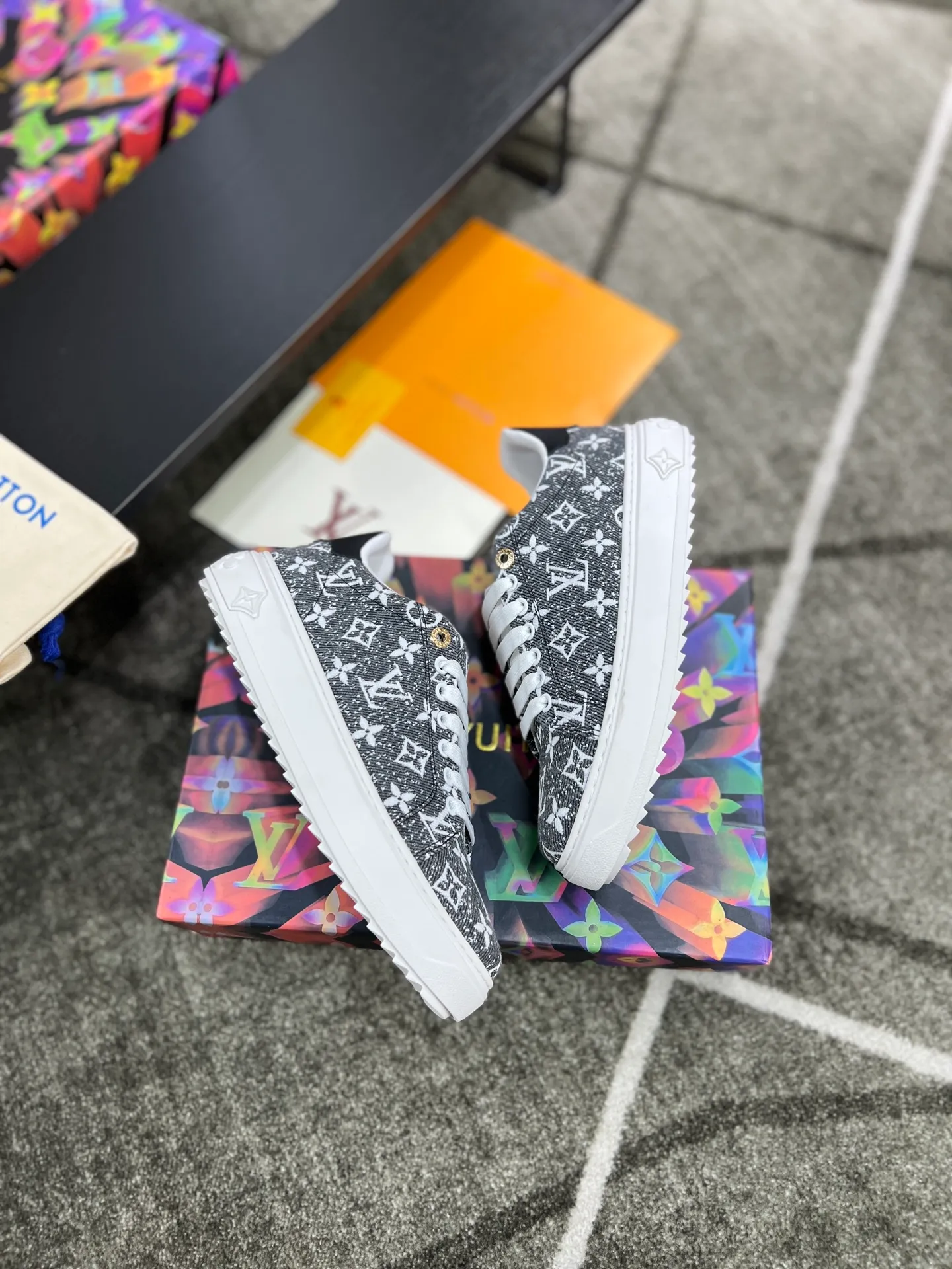 Factory price: 520💰LOUIS VUITTON [Louis VUITTON] New trendy Lv is on the market🎁, casual and fashionable men's shoes👟The upper is made of imported original fabric + cowhide mesh lining, the original wear-resistant rubber outsole, the version is simple and elegant, exclusive for trendy men, six colors available, code number: 38-44, customized 45, 46